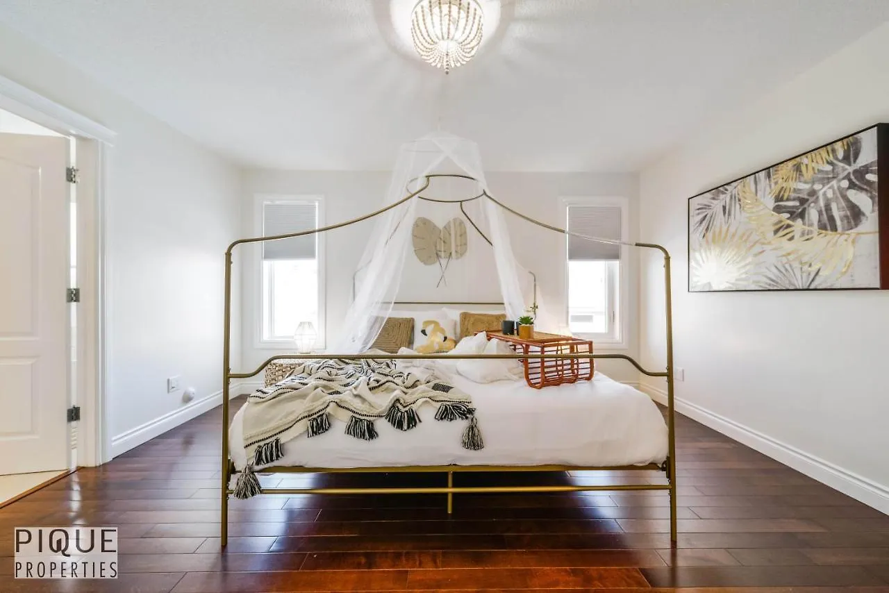 Villa Tropical Oasis - King Beds - Free Netflix & Parking - Fast Wi-Fi Edmonton Ferienhaus