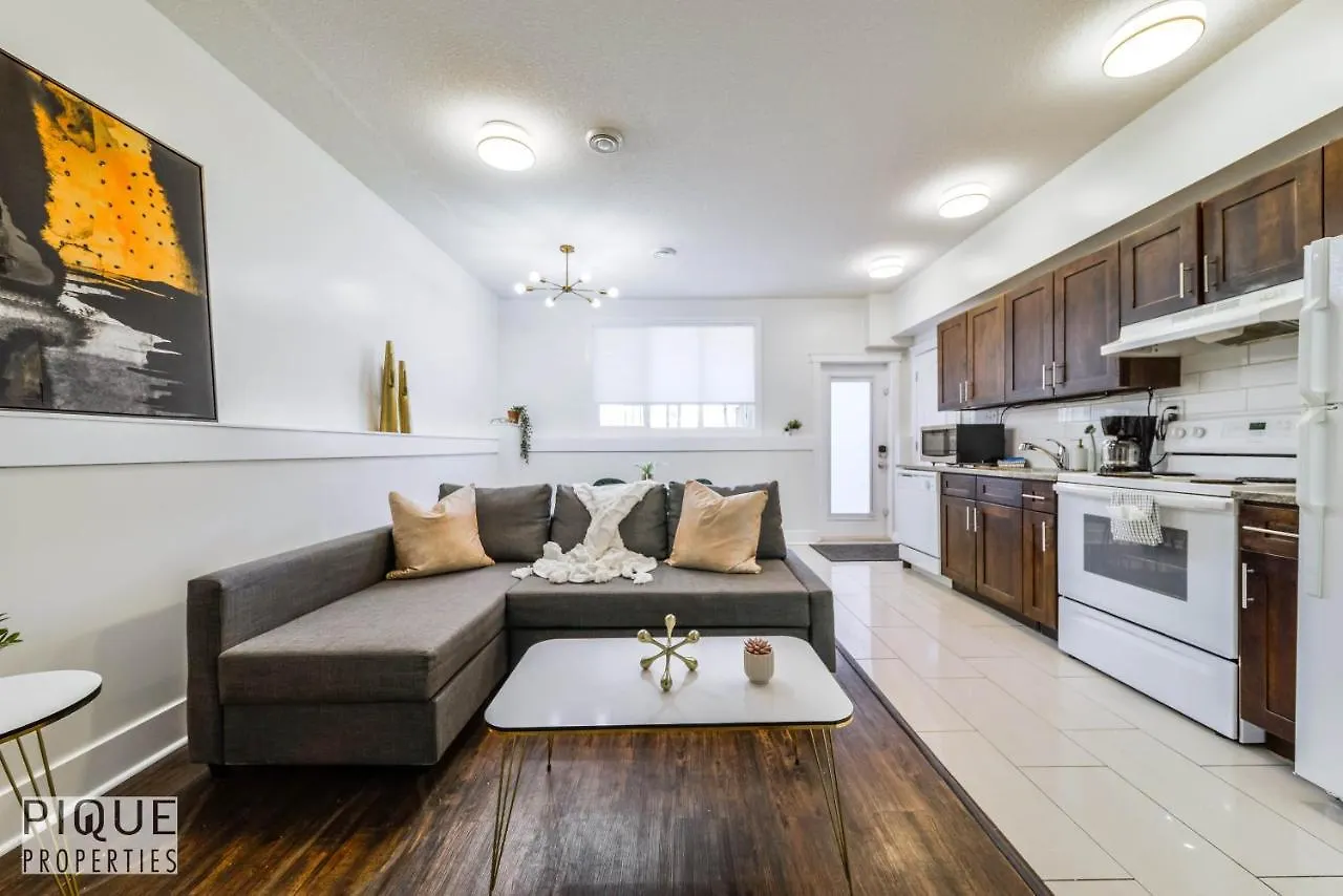 Villa Tropical Oasis - King Beds - Free Netflix & Parking - Fast Wi-Fi Edmonton