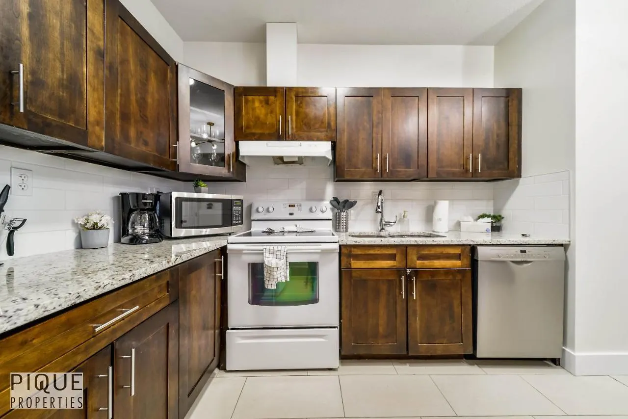 Ferienhaus Villa Tropical Oasis - King Beds - Free Netflix & Parking - Fast Wi-Fi Edmonton Kanada