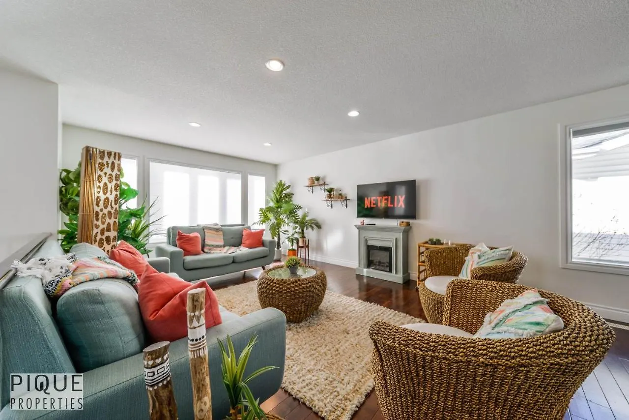 Holiday home Tropical Oasis - King Beds - Free Netflix & Parking - Fast Wi-Fi Villa Edmonton