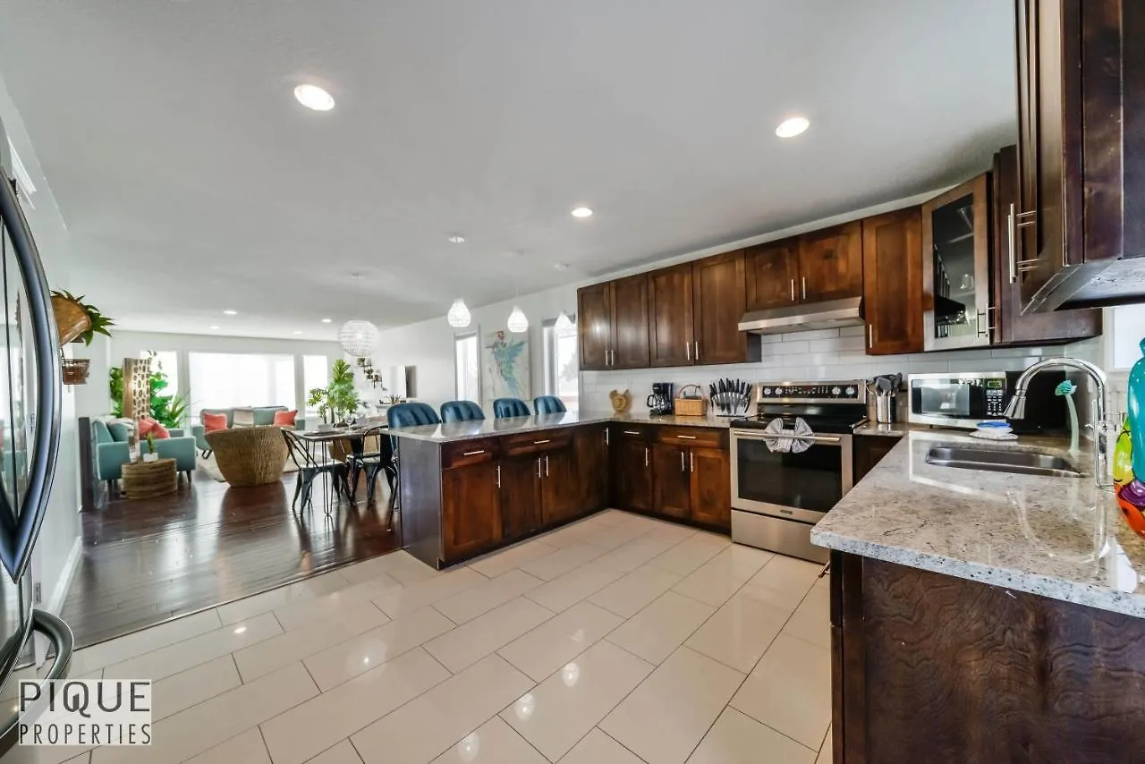 Tropical Oasis - King Beds - Free Netflix & Parking - Fast Wi-Fi Villa Edmonton 0*,  Canada