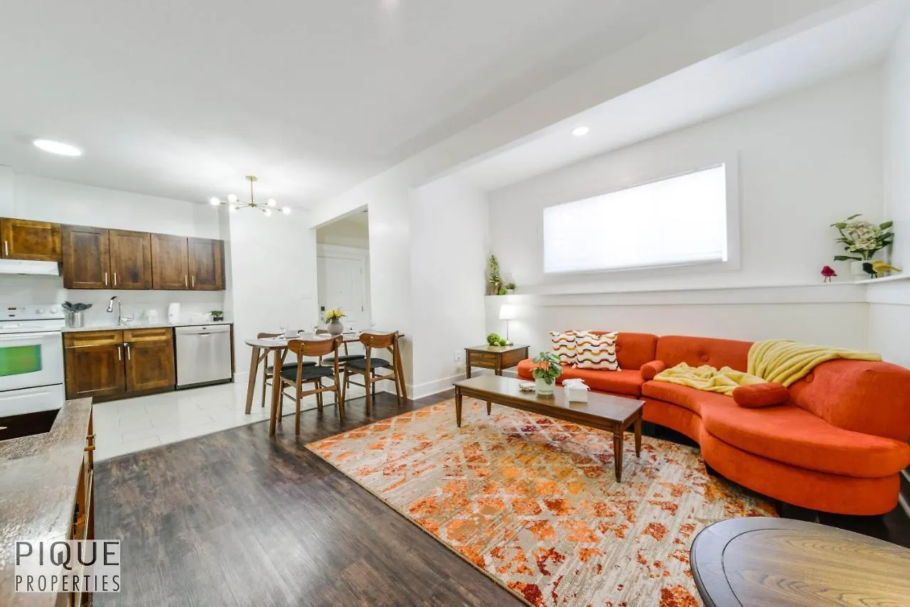 Tropical Oasis - King Beds - Free Netflix & Parking - Fast Wi-Fi Villa Edmonton