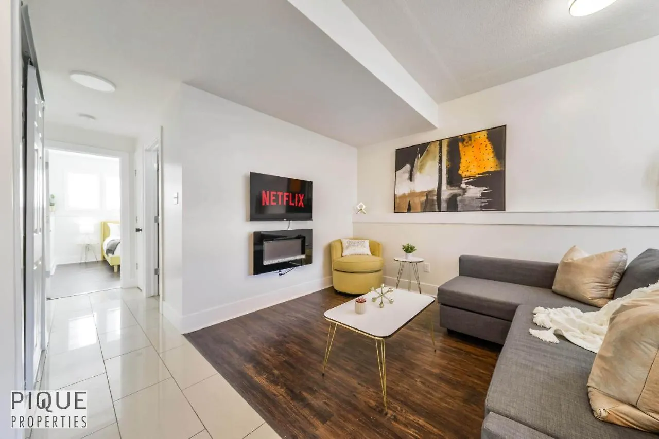 Tropical Oasis - King Beds - Free Netflix & Parking - Fast Wi-Fi Villa Edmonton Holiday home