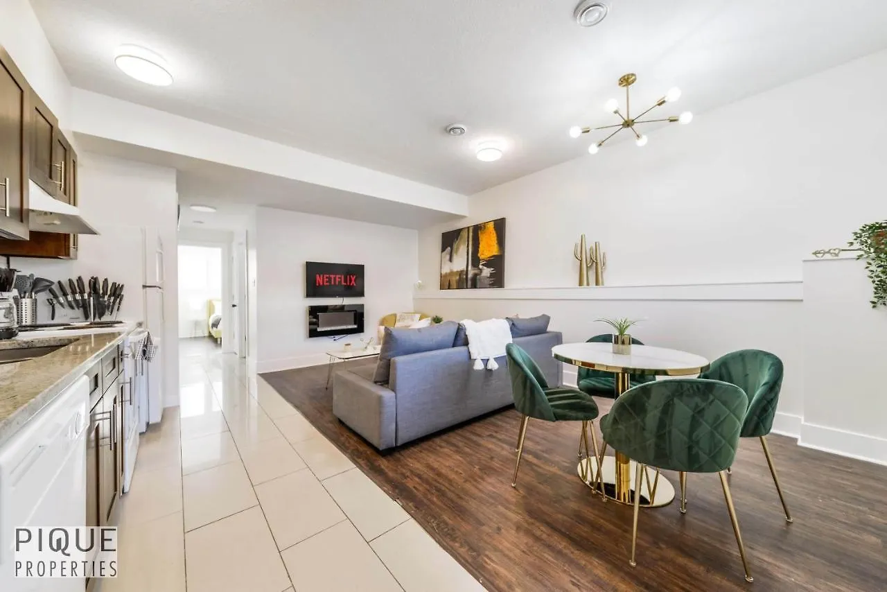 Tropical Oasis - King Beds - Free Netflix & Parking - Fast Wi-Fi Villa Edmonton