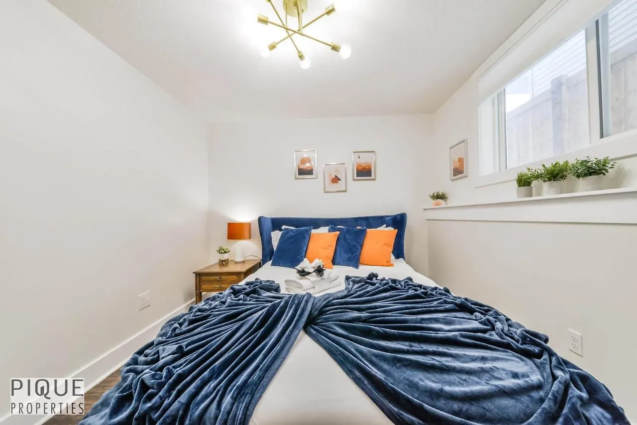 Tropical Oasis - King Beds - Free Netflix & Parking - Fast Wi-Fi Villa Edmonton Holiday home