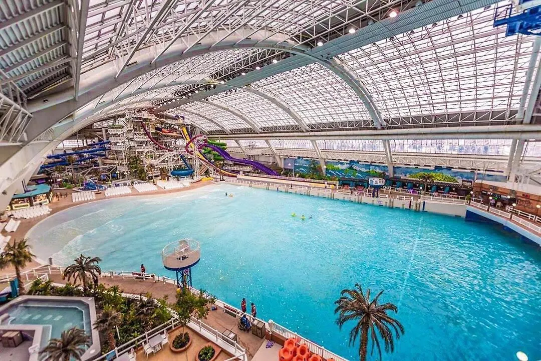 Tropical Oasis - King Beds - Free Netflix & Parking - Fast Wi-Fi Villa Edmonton Holiday home