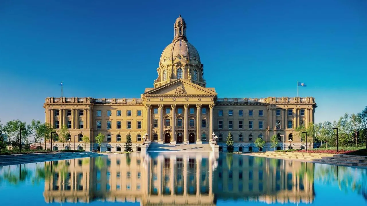 Tropical Oasis - King Beds - Free Netflix & Parking - Fast Wi-Fi Villa Edmonton 0*,  Canada